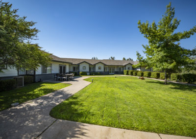 Outdoor lawn at Country Crest